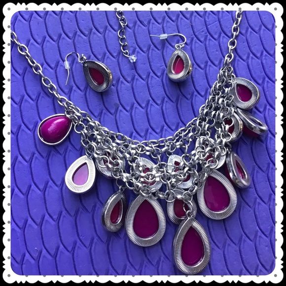 Fuschia party necklace and earring set - Picture 5 of 5